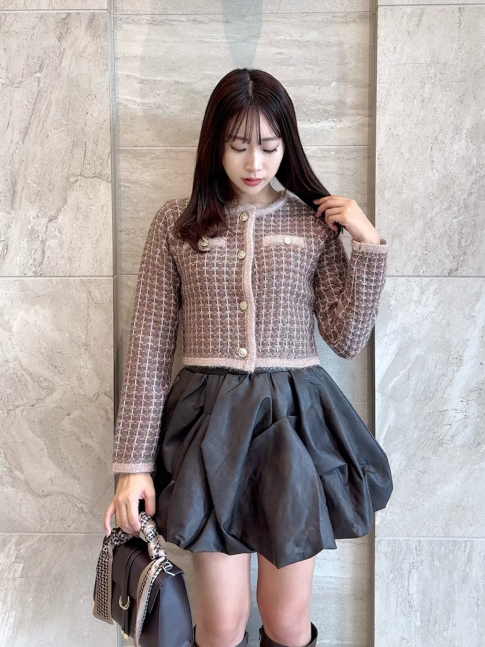 ブラウン系のカーディガン/ボレロ、ブラウン系のスカート、ブラウン系のショルダーバッグを着用したレディースの秋コーディネートの5枚目の写真