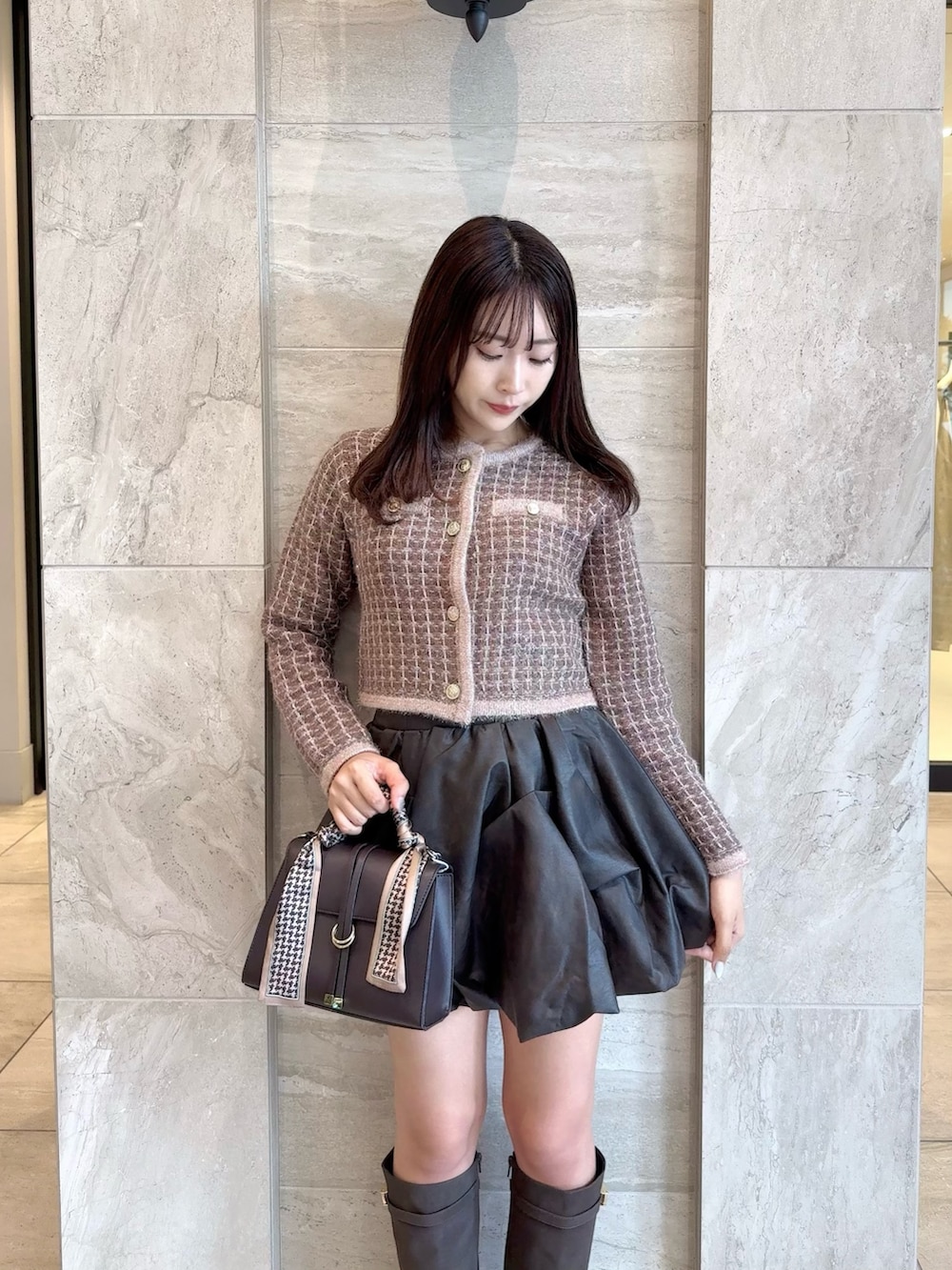 ブラウン系のカーディガン/ボレロ、ブラウン系のスカート、ブラウン系のショルダーバッグを着用したレディースの秋コーディネートの7枚目の写真