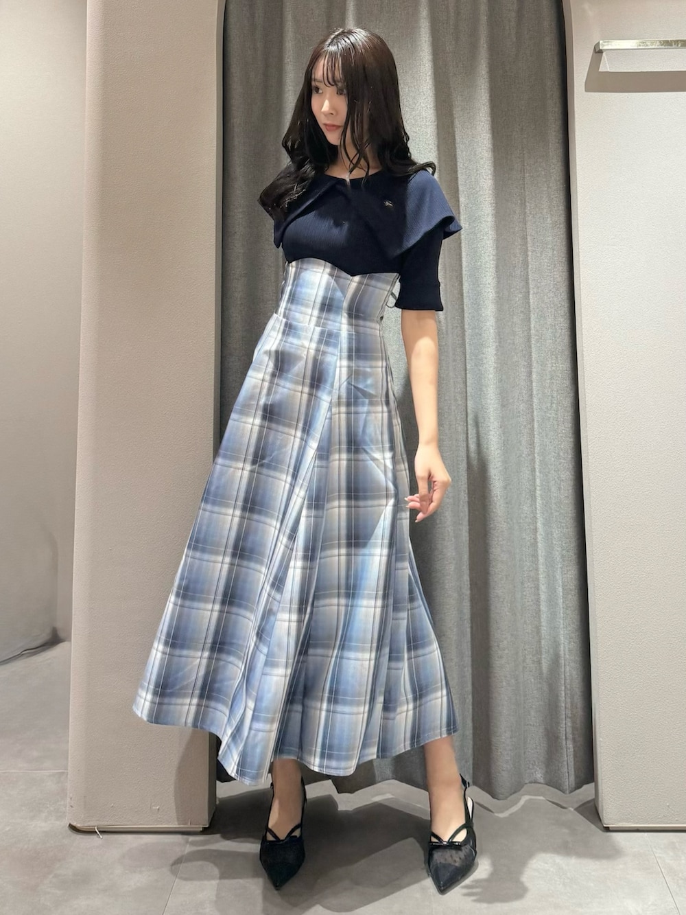 ブルー系のワンピース、ブラック系のパンプスを着用したレディースの春コーディネートの3枚目の写真