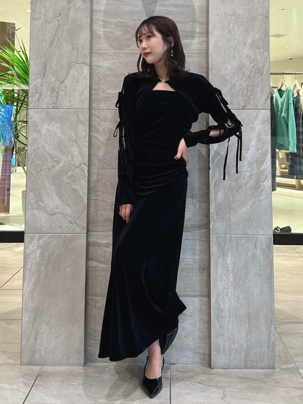 ブラック系のワンピース、ブラック系のパンプスを着用したレディースの冬コーディネートの3枚目の写真