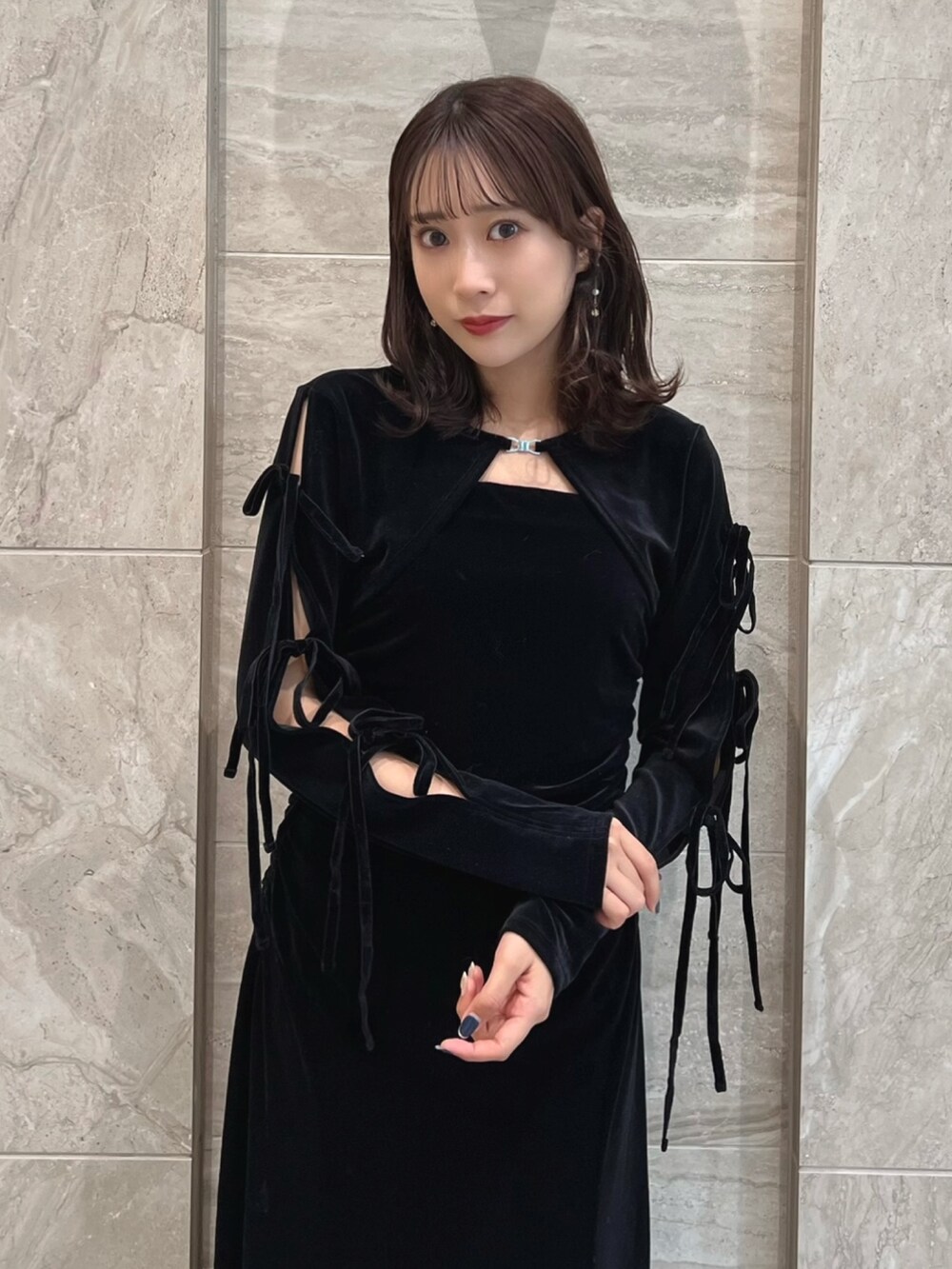 ブラック系のワンピース、ブラック系のパンプスを着用したレディースの冬コーディネートの9枚目の写真