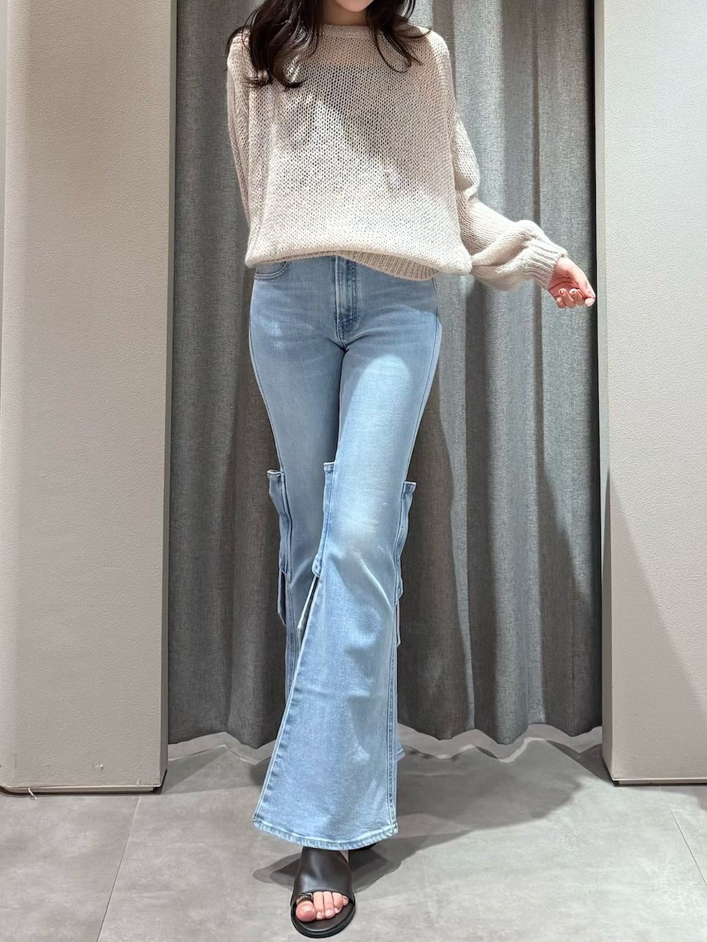 ピンク系のニット/セーター、ブルー系のデニムパンツ、ブラウン系のサンダルを着用したレディースの冬コーディネートの3枚目の写真