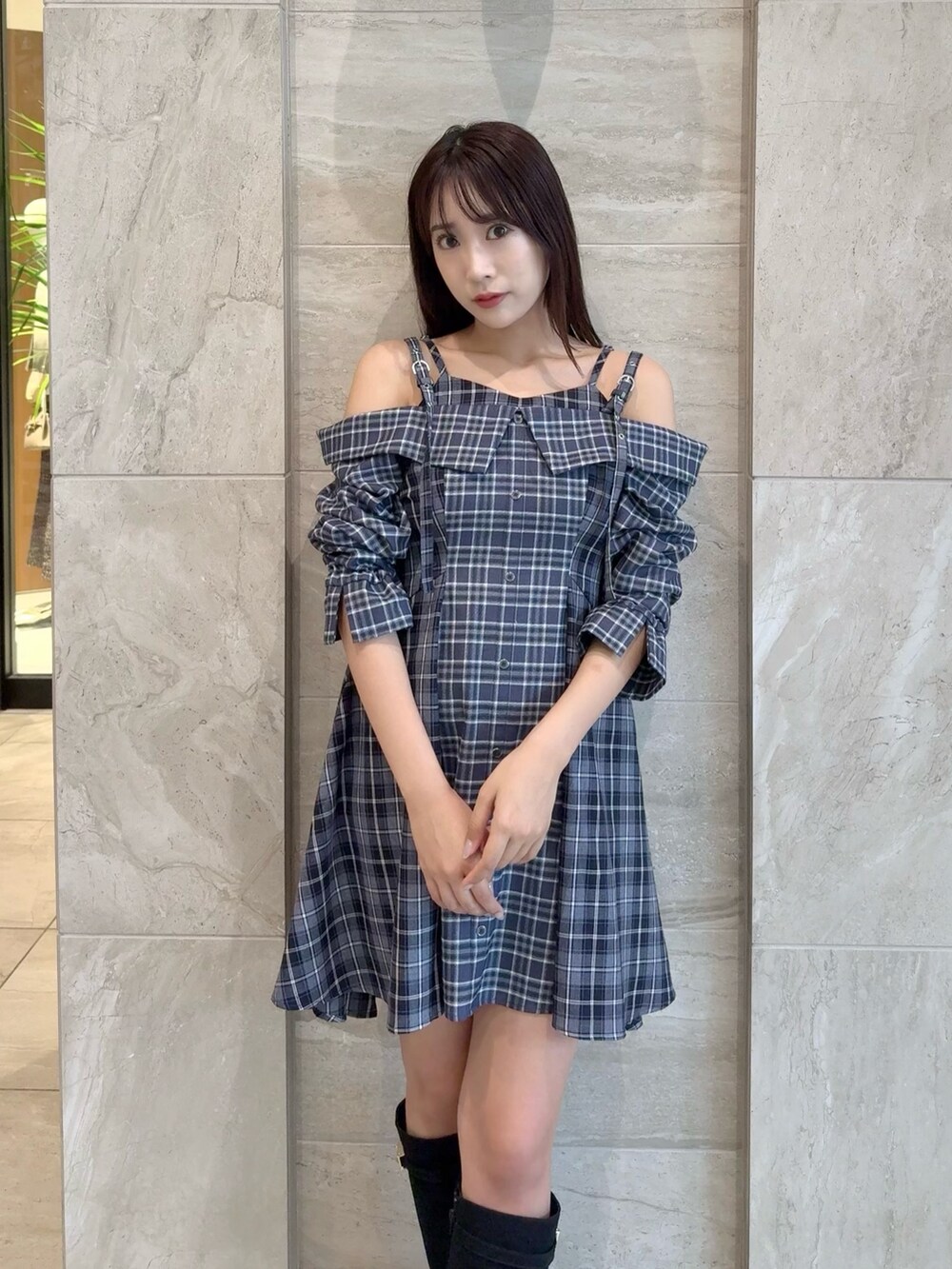 ブルー系のワンピース、ブラック系のブーツを着用したレディースの秋コーディネートの8枚目の写真