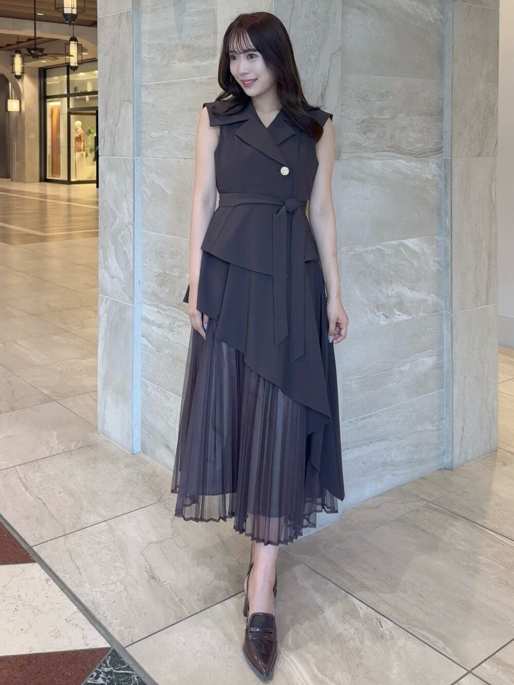 ブラウン系のワンピース、ブラウン系のローファーを着用したレディースの夏コーディネートの4枚目の写真