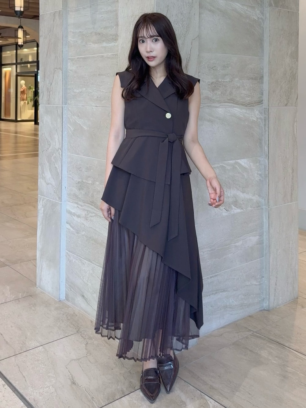 ブラウン系のワンピース、ブラウン系のローファーを着用したレディースの夏コーディネートの3枚目の写真