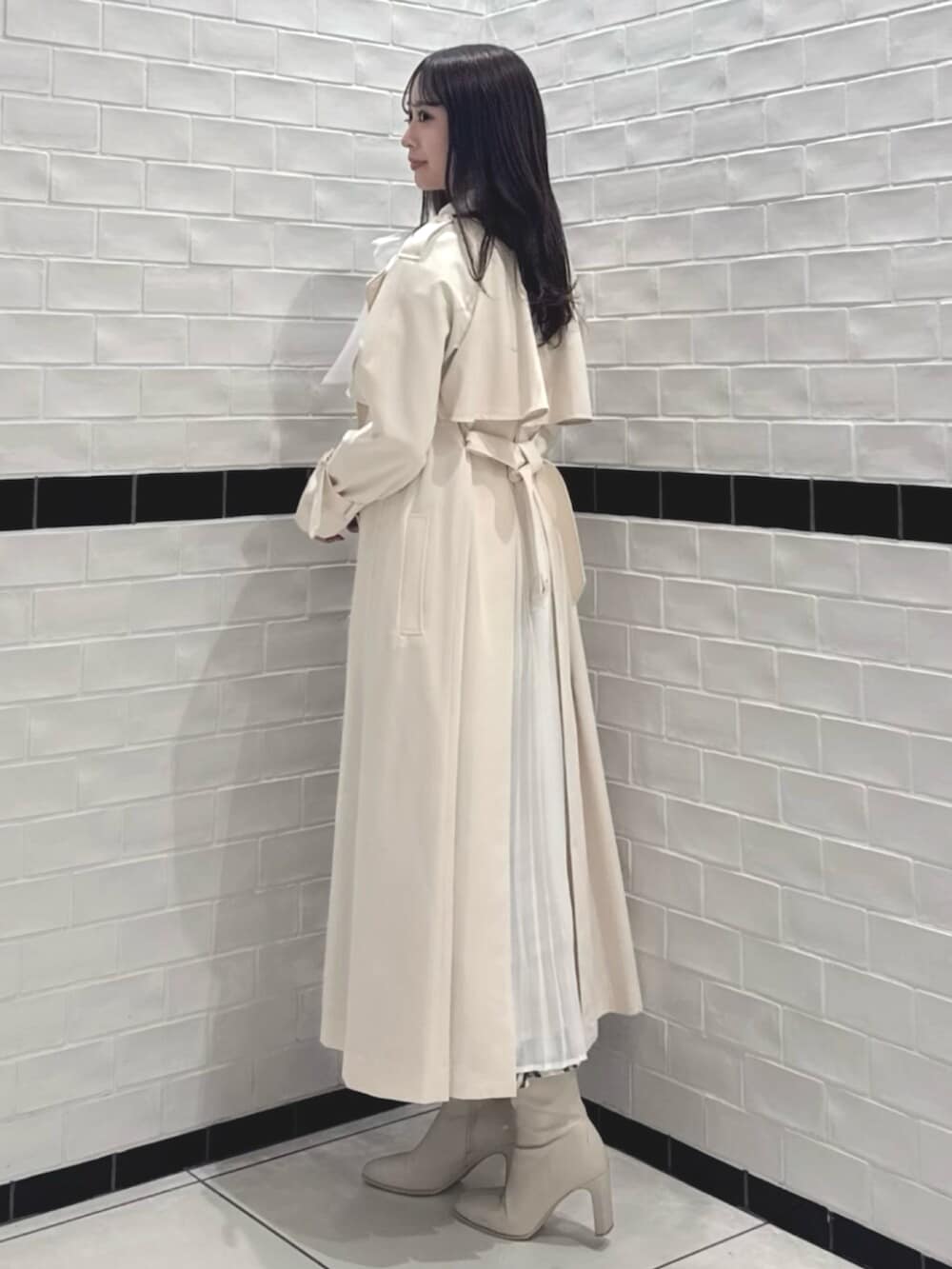 その他のシャツ/ブラウス、ベージュ系のトレンチコート、その他のスカートを着用したレディースの春コーディネートの2枚目の写真