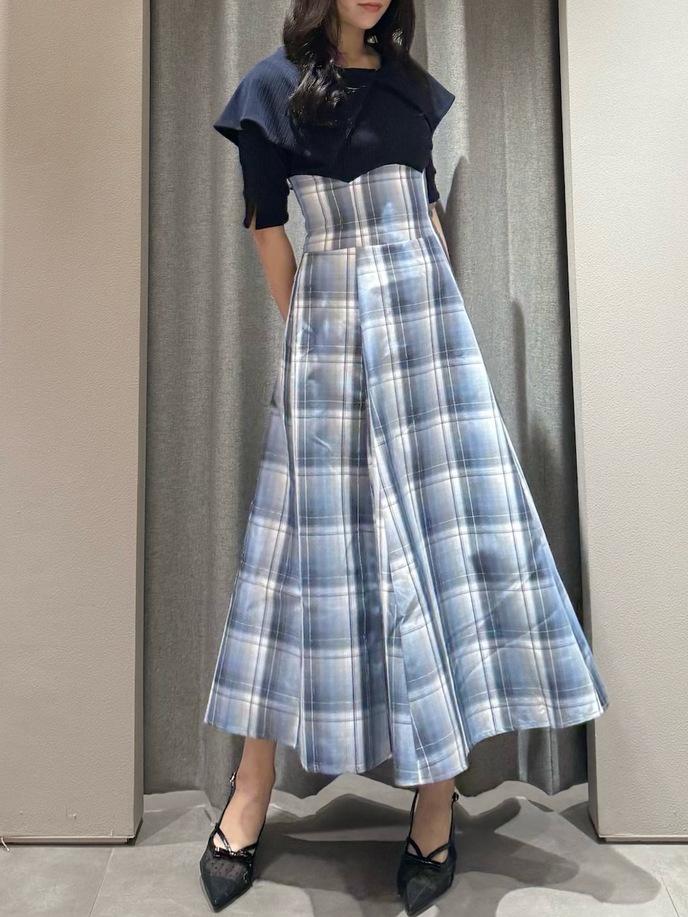 ブルー系のワンピース、ブラック系のパンプスを着用したレディースの春コーディネートの4枚目の写真