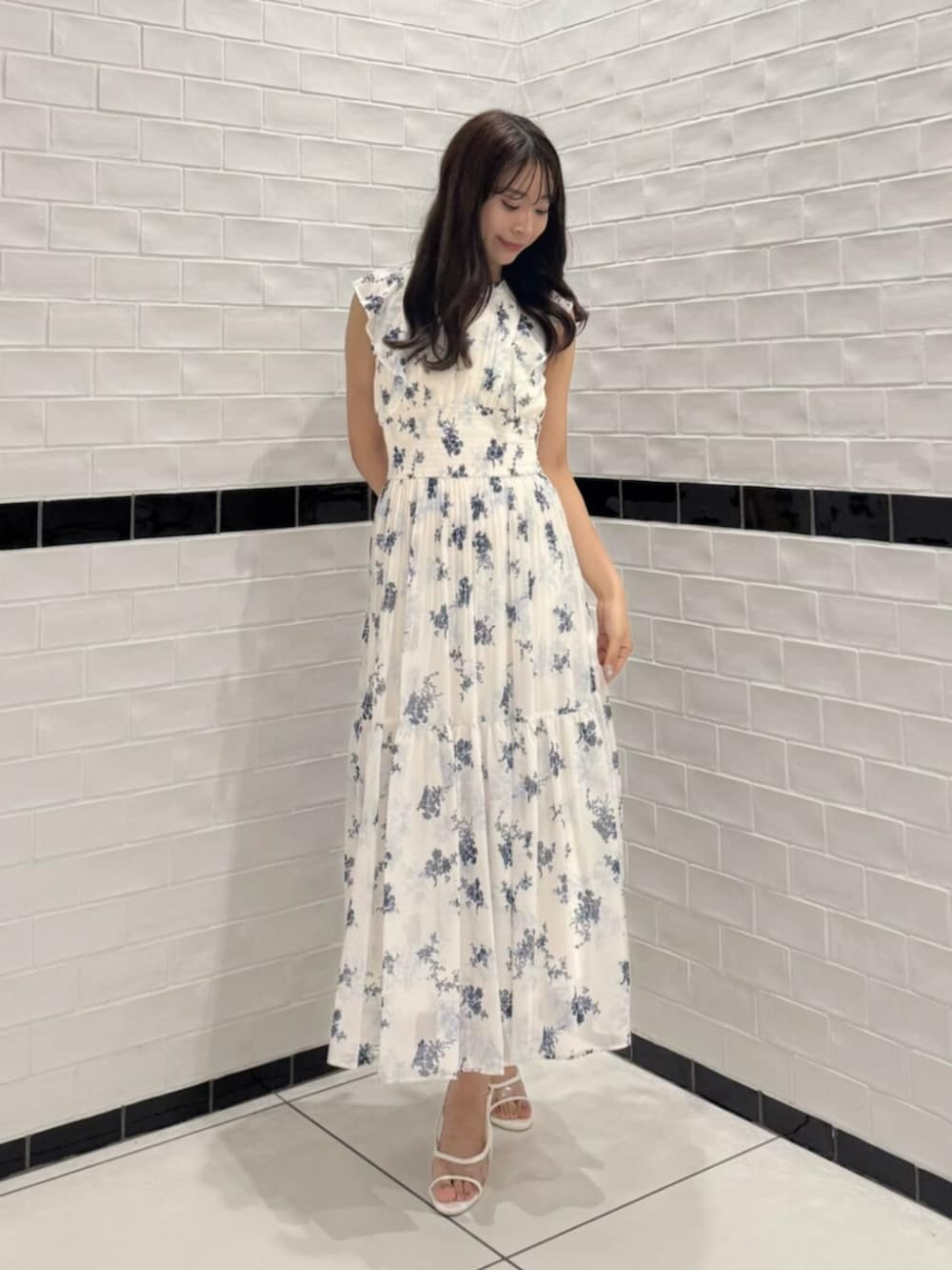 ホワイト系のワンピース、ホワイト系のサンダルを着用したレディースの夏コーディネートの2枚目の写真