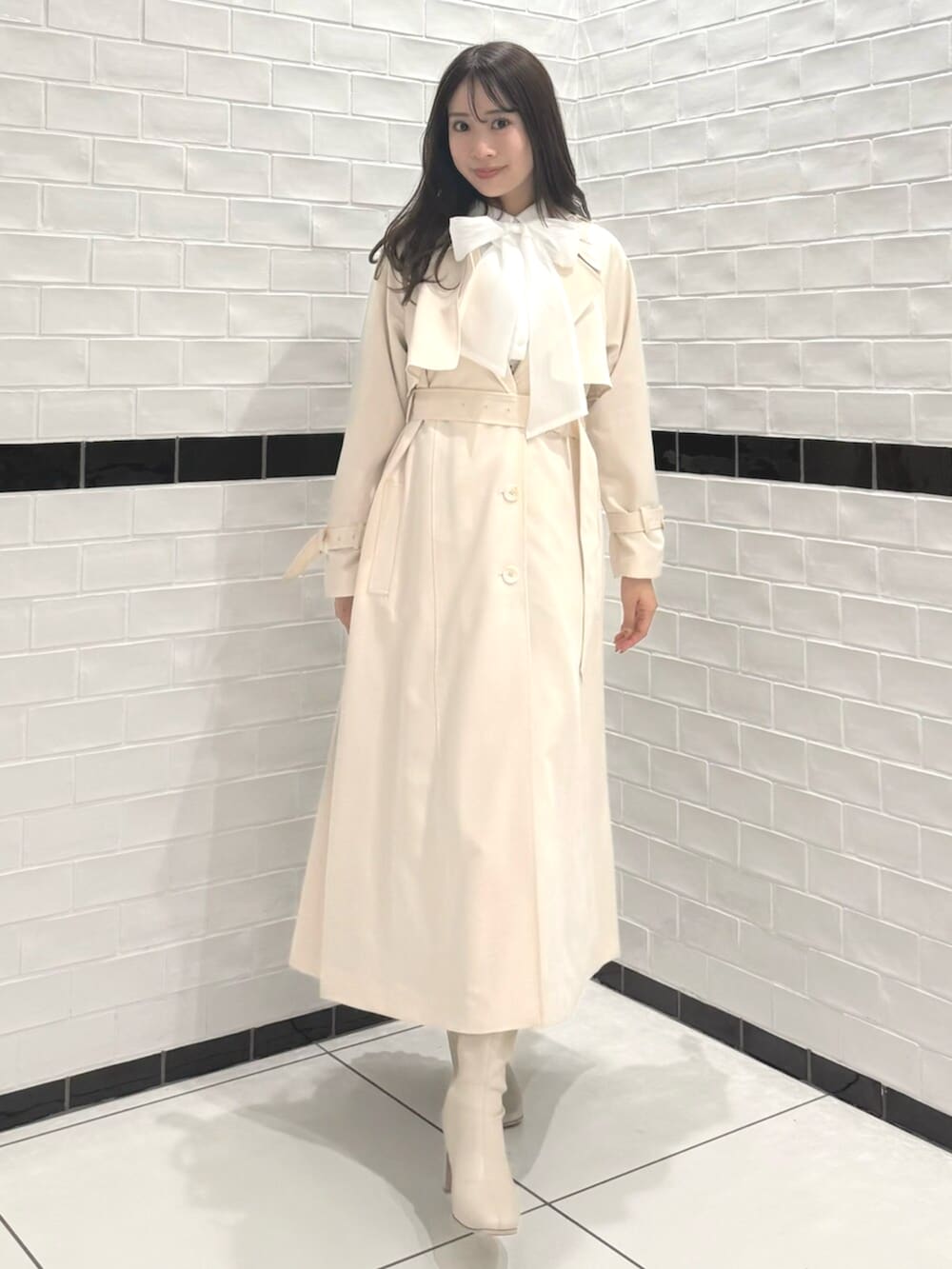 その他のシャツ/ブラウス、ベージュ系のトレンチコート、その他のスカートを着用したレディースの春コーディネートの5枚目の写真