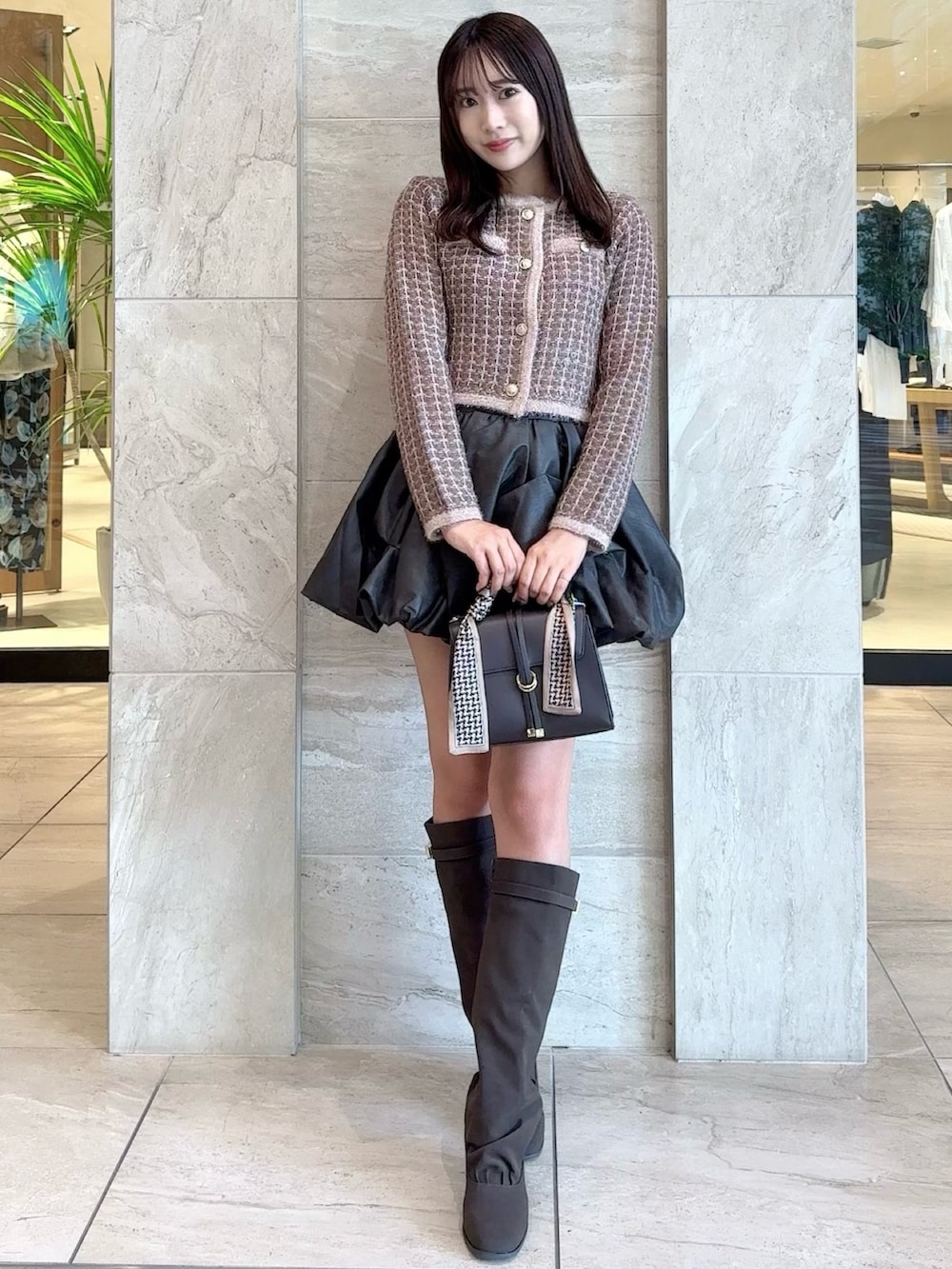 ブラウン系のカーディガン/ボレロ、ブラウン系のスカート、ブラウン系のショルダーバッグを着用したレディースの秋コーディネートの2枚目の写真