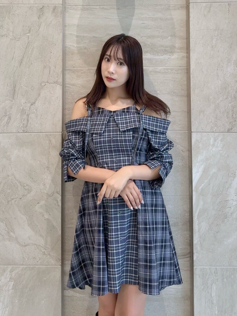 ブルー系のワンピース、ブラック系のブーツを着用したレディースの秋コーディネートの7枚目の写真