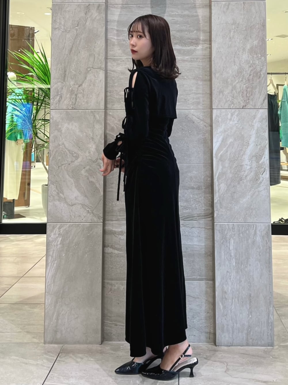 ブラック系のワンピース、ブラック系のパンプスを着用したレディースの冬コーディネートの4枚目の写真