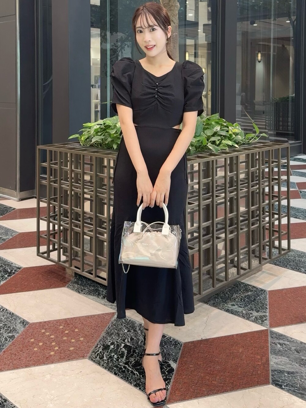 ブラック系のワンピース、ブラック系のサンダルを着用したレディースの夏コーディネートの2枚目の写真