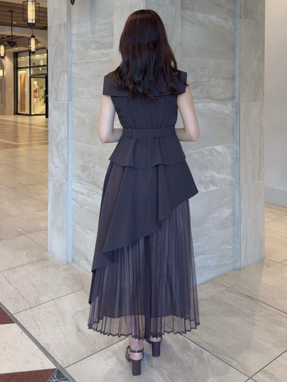 ブラウン系のワンピース、ブラウン系のローファーを着用したレディースの夏コーディネートの5枚目の写真