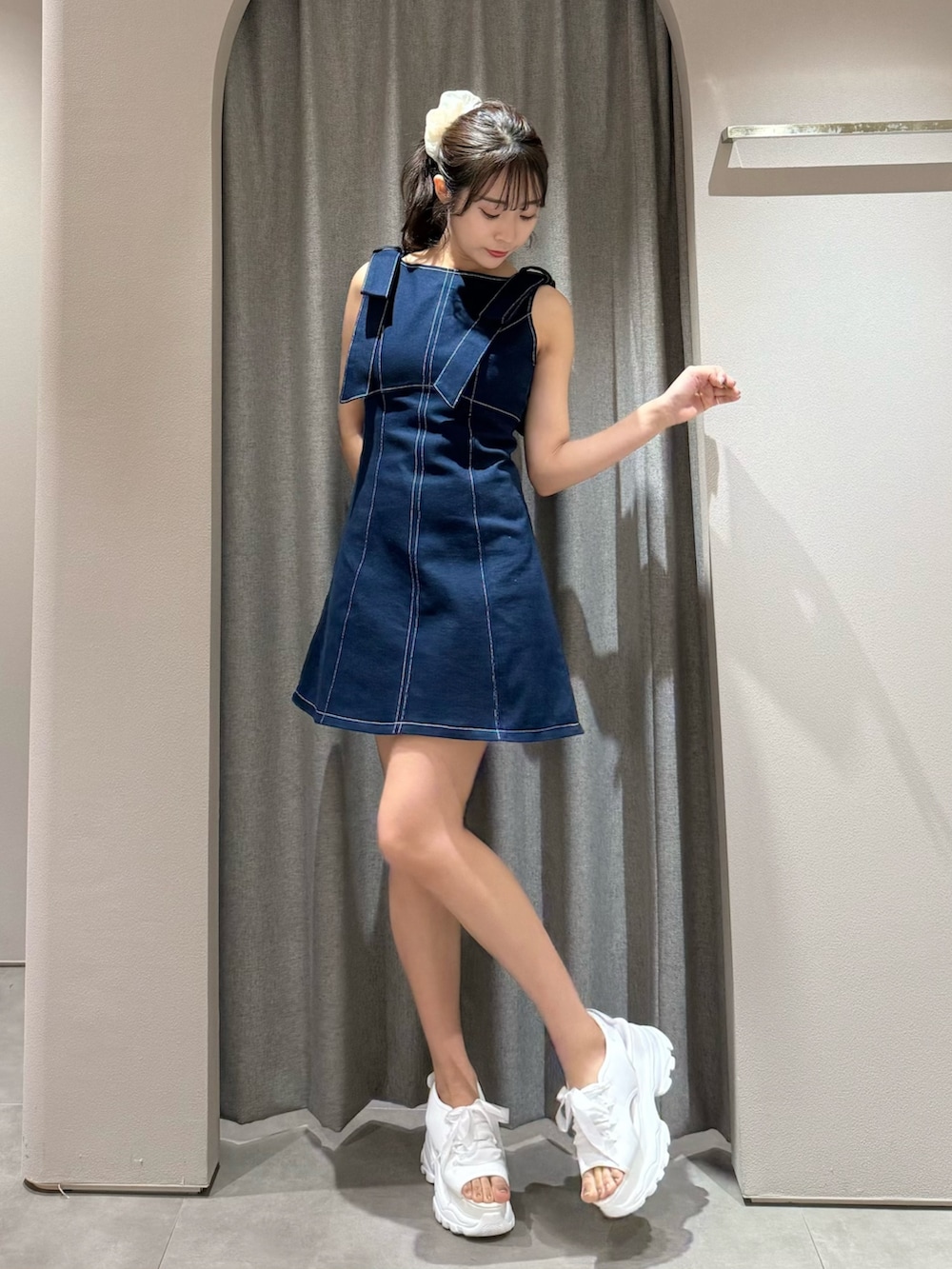 ブルー系のワンピース、ホワイト系のサンダルを着用したレディースの夏コーディネートの2枚目の写真