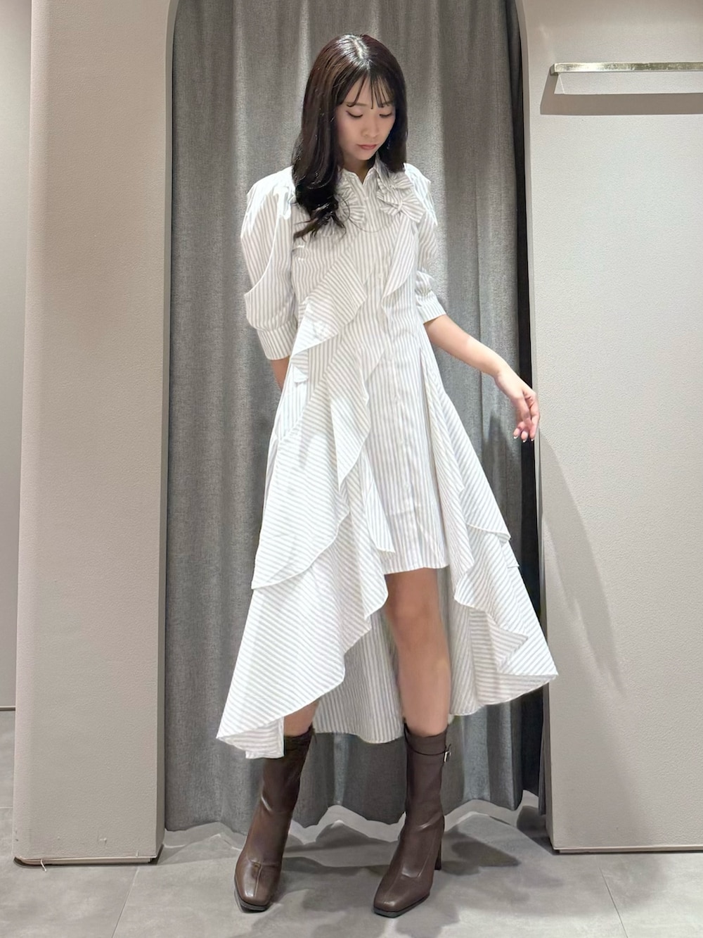 その他のワンピース、ブラウン系のブーツを着用したレディースの春コーディネートの2枚目の写真