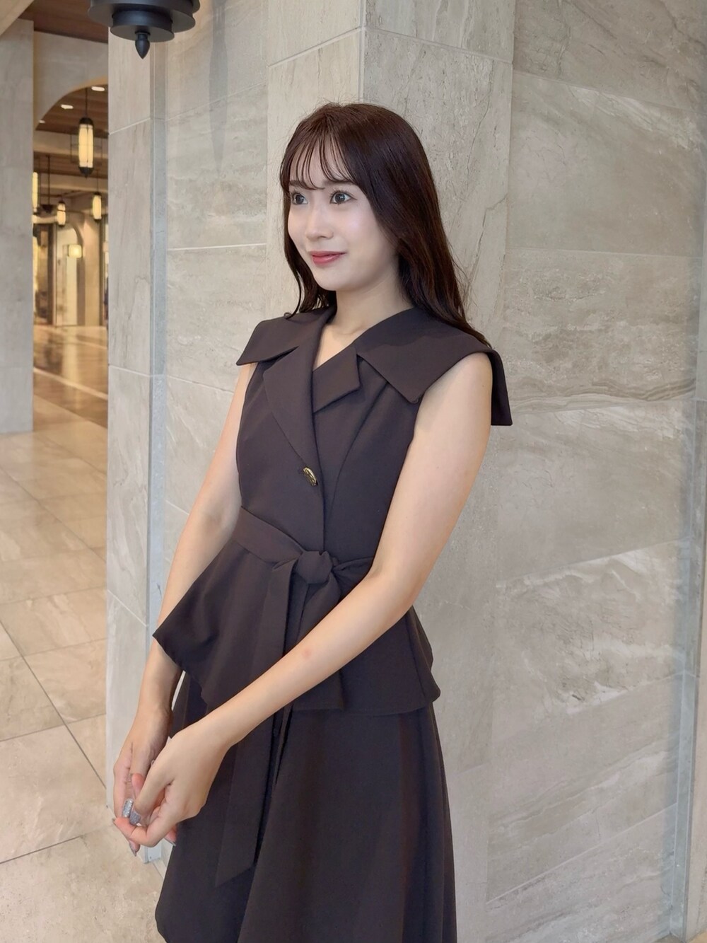 ブラウン系のワンピース、ブラウン系のローファーを着用したレディースの夏コーディネートの7枚目の写真