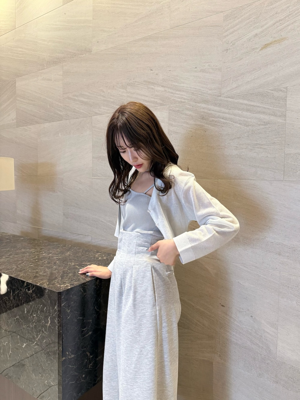 グレー系のニット/セーター、グレー系のその他パンツ、ブラック系のパンプスを着用したレディースの春コーディネートの9枚目の写真