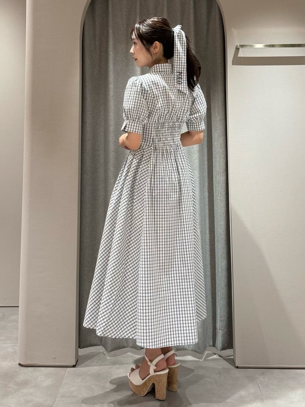 ホワイト系のワンピース、ホワイト系のサンダルを着用したレディースの夏コーディネートの4枚目の写真