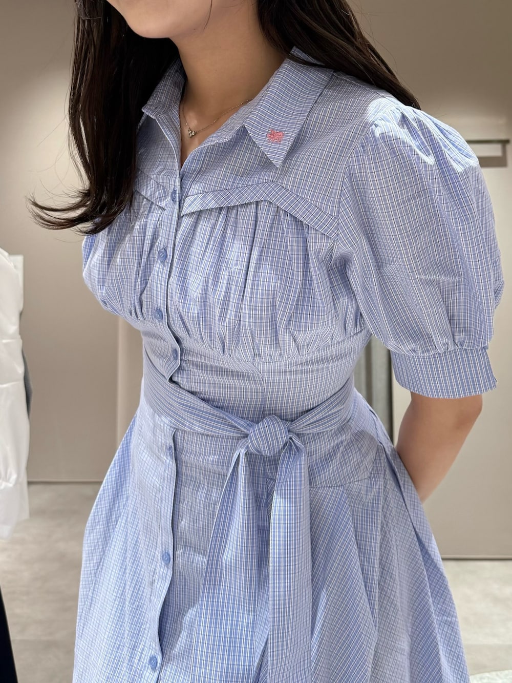 ブルー系のワンピース、ホワイト系のサンダルを着用したレディースの夏コーディネートの5枚目の写真