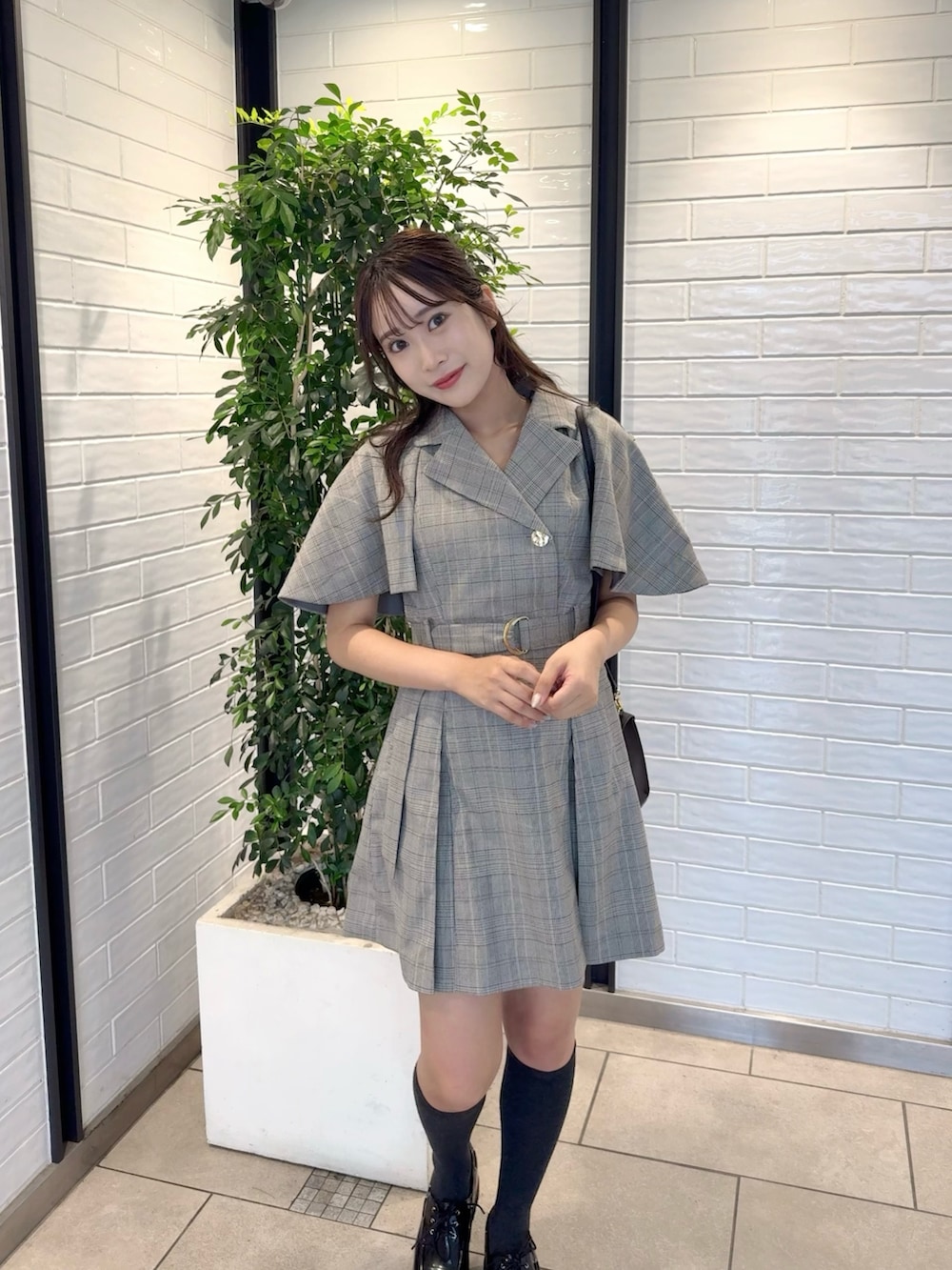 その他のワンピース、その他のローファー、ブラウン系のショルダーバッグを着用したレディースの秋コーディネートの7枚目の写真