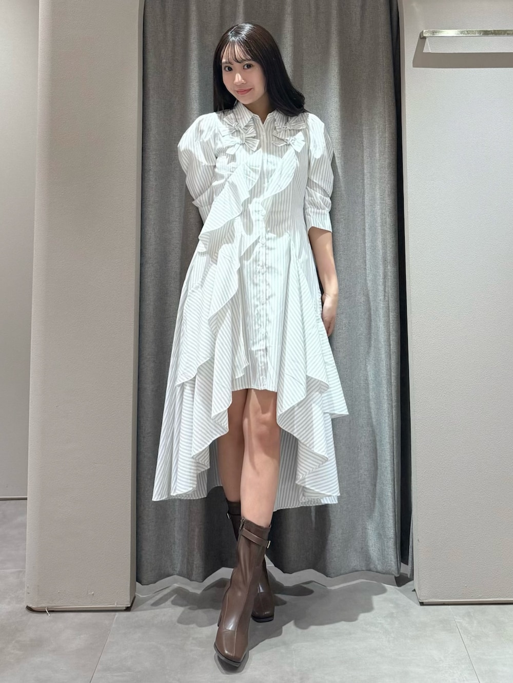 その他のワンピース、ブラウン系のブーツを着用したレディースの春コーディネートの5枚目の写真