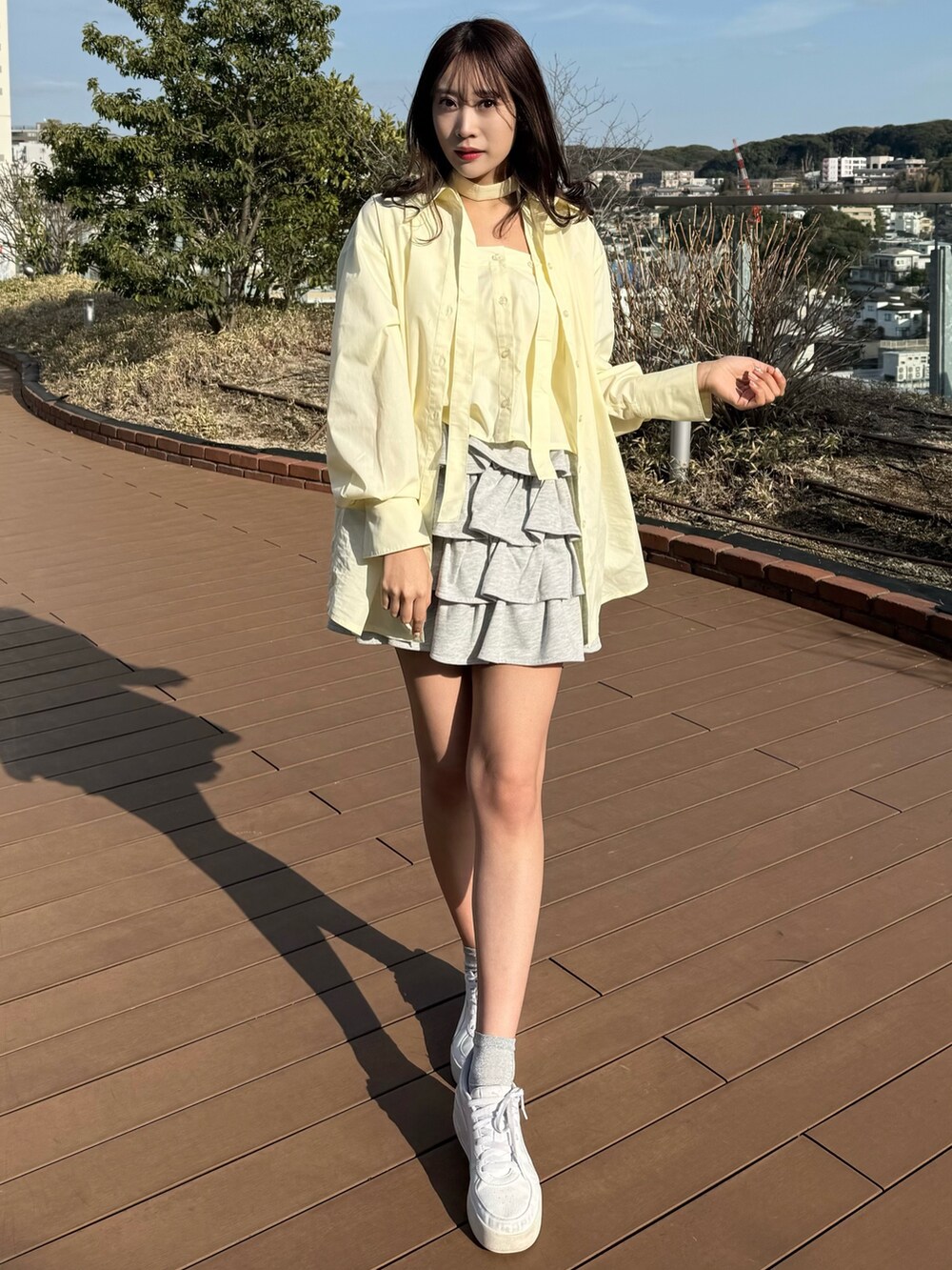 イエロー系のシャツ/ブラウス、グレー系のスカートを着用したレディースの春コーディネートの4枚目の写真