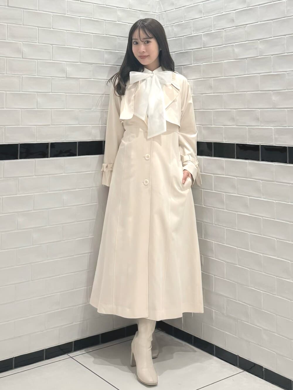 その他のシャツ/ブラウス、ベージュ系のトレンチコート、その他のスカートを着用したレディースの春コーディネートの4枚目の写真