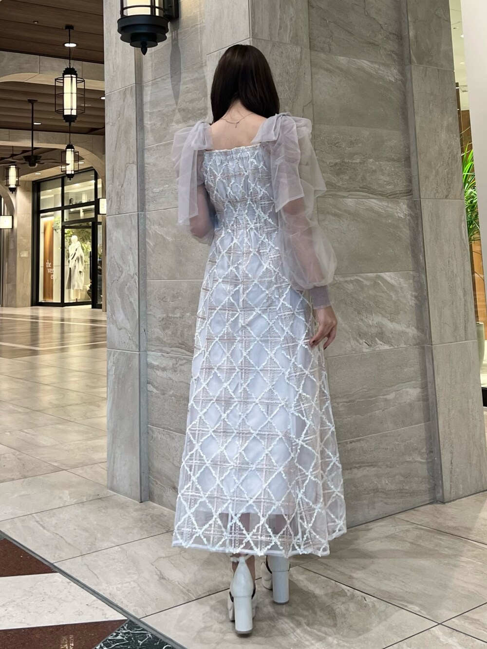 ピンク系のワンピース、ベージュ系のパンプス、ピンク系のドレスを着用したレディースの冬コーディネートの4枚目の写真