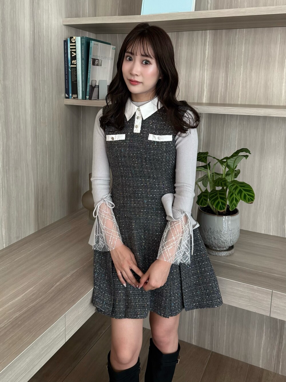 グレー系のワンピース、グレー系のニット/セーター、ブラック系のブーツを着用したレディースの夏コーディネートの8枚目の写真