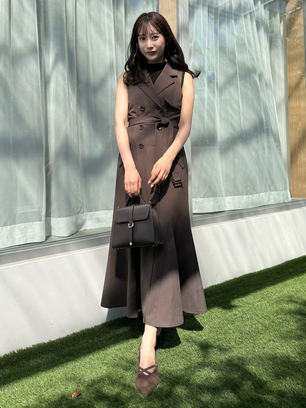 ブラウン系のワンピース、ブラウン系のショルダーバッグ、ブラウン系のパンプスを着用したレディースの秋コーディネートの6枚目の写真