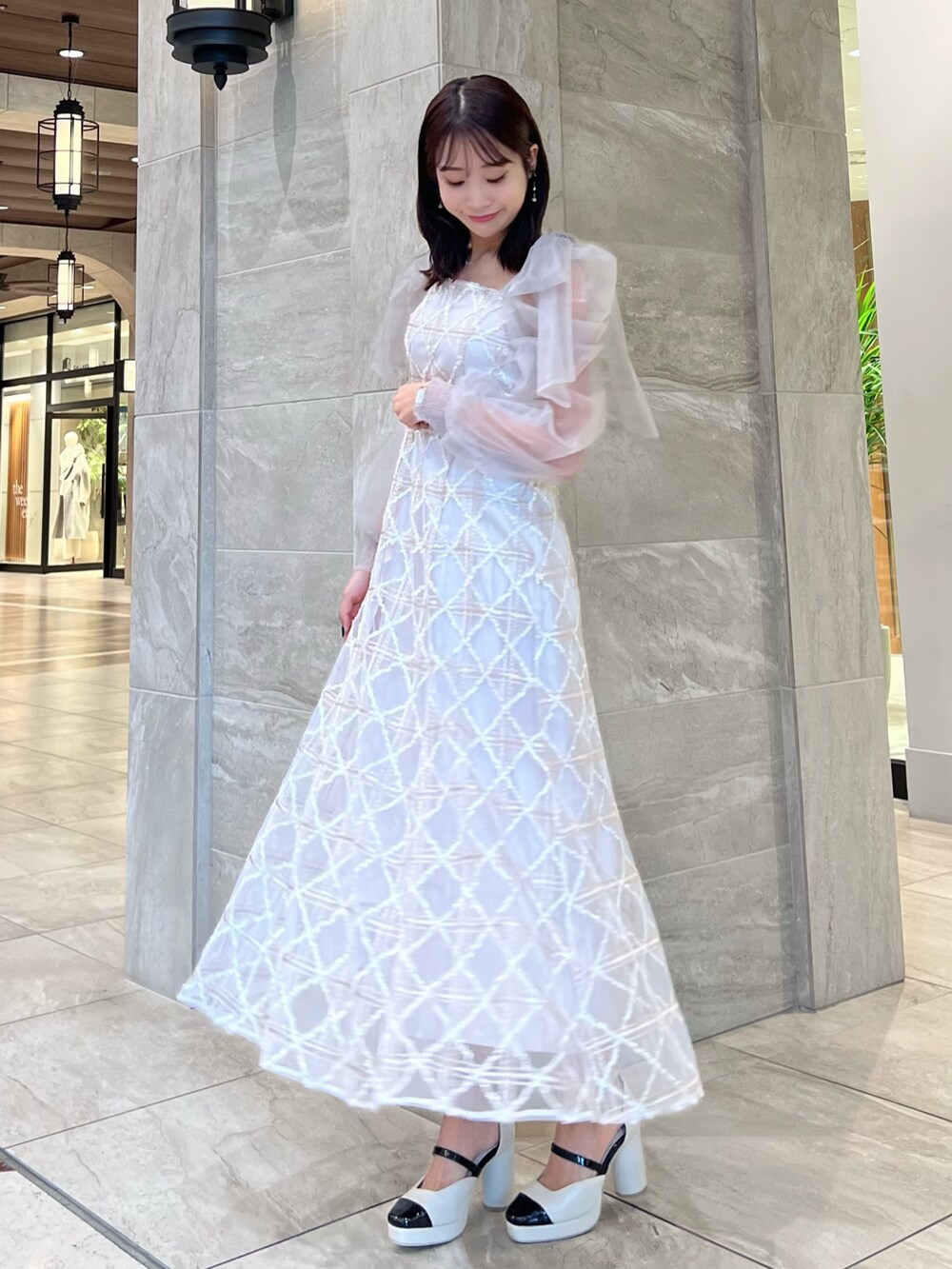 ピンク系のワンピース、ベージュ系のパンプス、ピンク系のドレスを着用したレディースの冬コーディネートの2枚目の写真