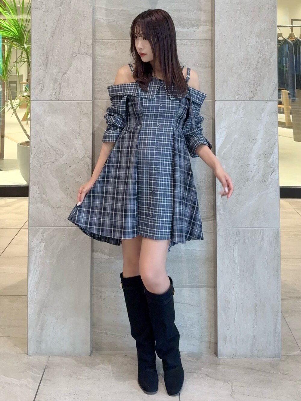 ブルー系のワンピース、ブラック系のブーツを着用したレディースの秋コーディネートの3枚目の写真