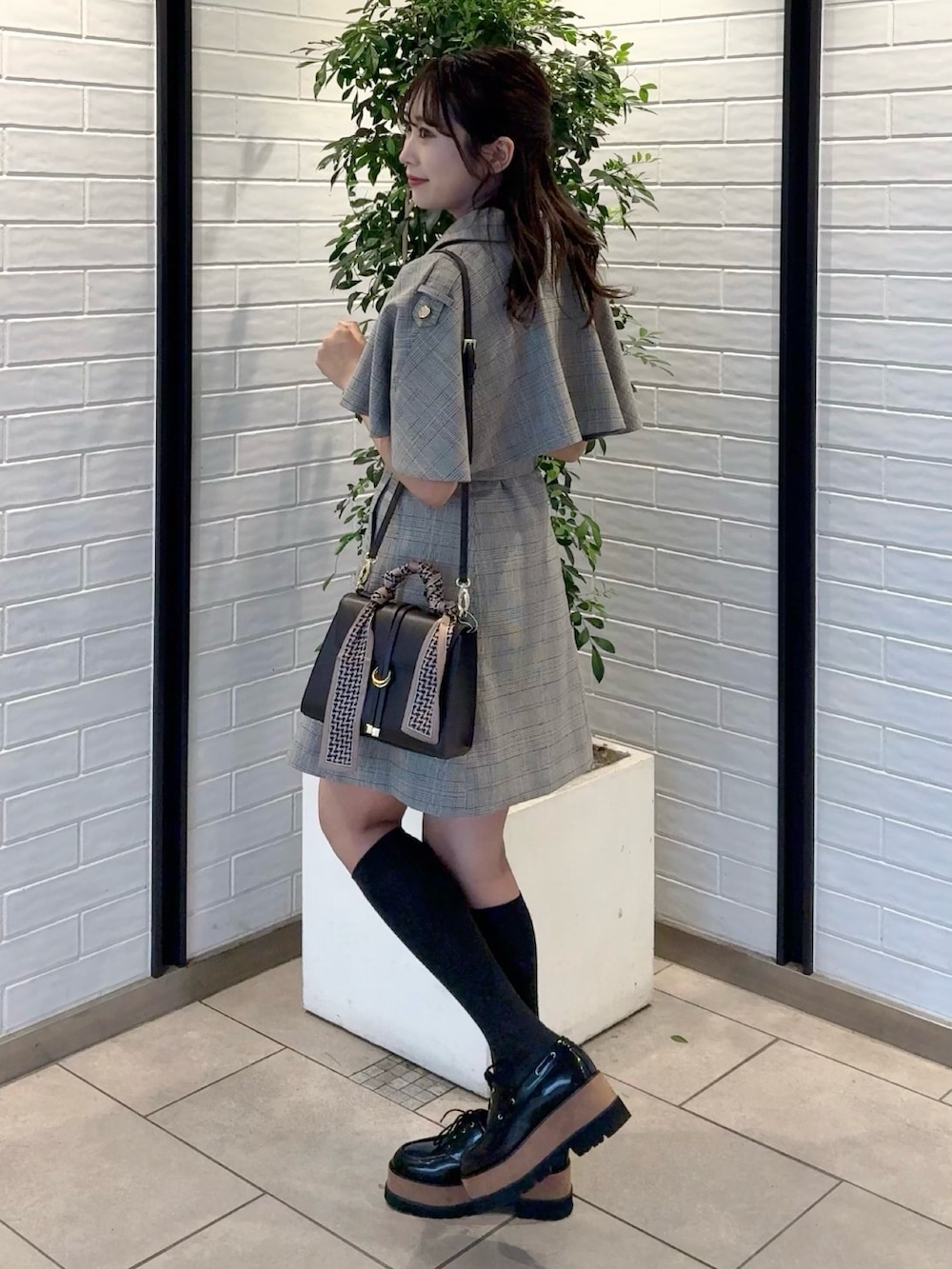 その他のワンピース、その他のローファー、ブラウン系のショルダーバッグを着用したレディースの秋コーディネートの2枚目の写真