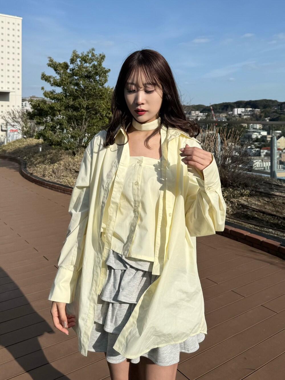 イエロー系のシャツ/ブラウス、グレー系のスカートを着用したレディースの春コーディネートの8枚目の写真