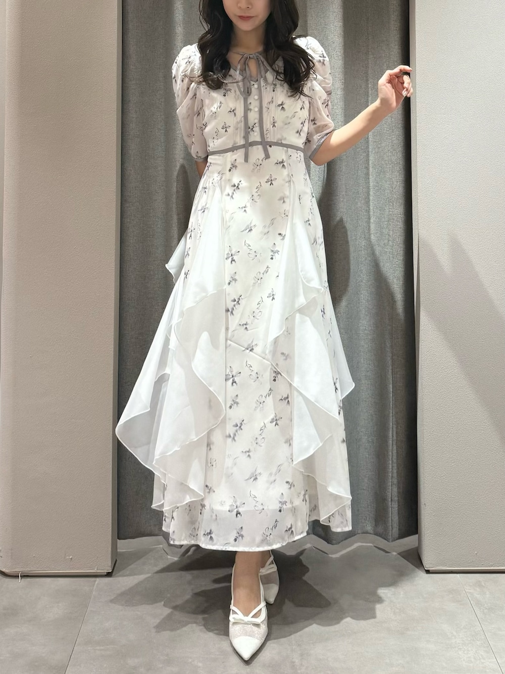 ホワイト系のワンピース、ホワイト系のパンプスを着用したレディースの春コーディネートの2枚目の写真