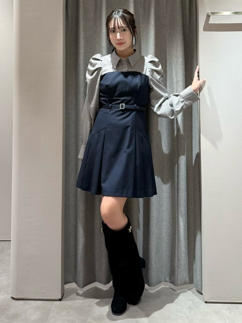 ブルー系のワンピース、ブラック系のブーツを着用したレディースの秋コーディネートの3枚目の写真