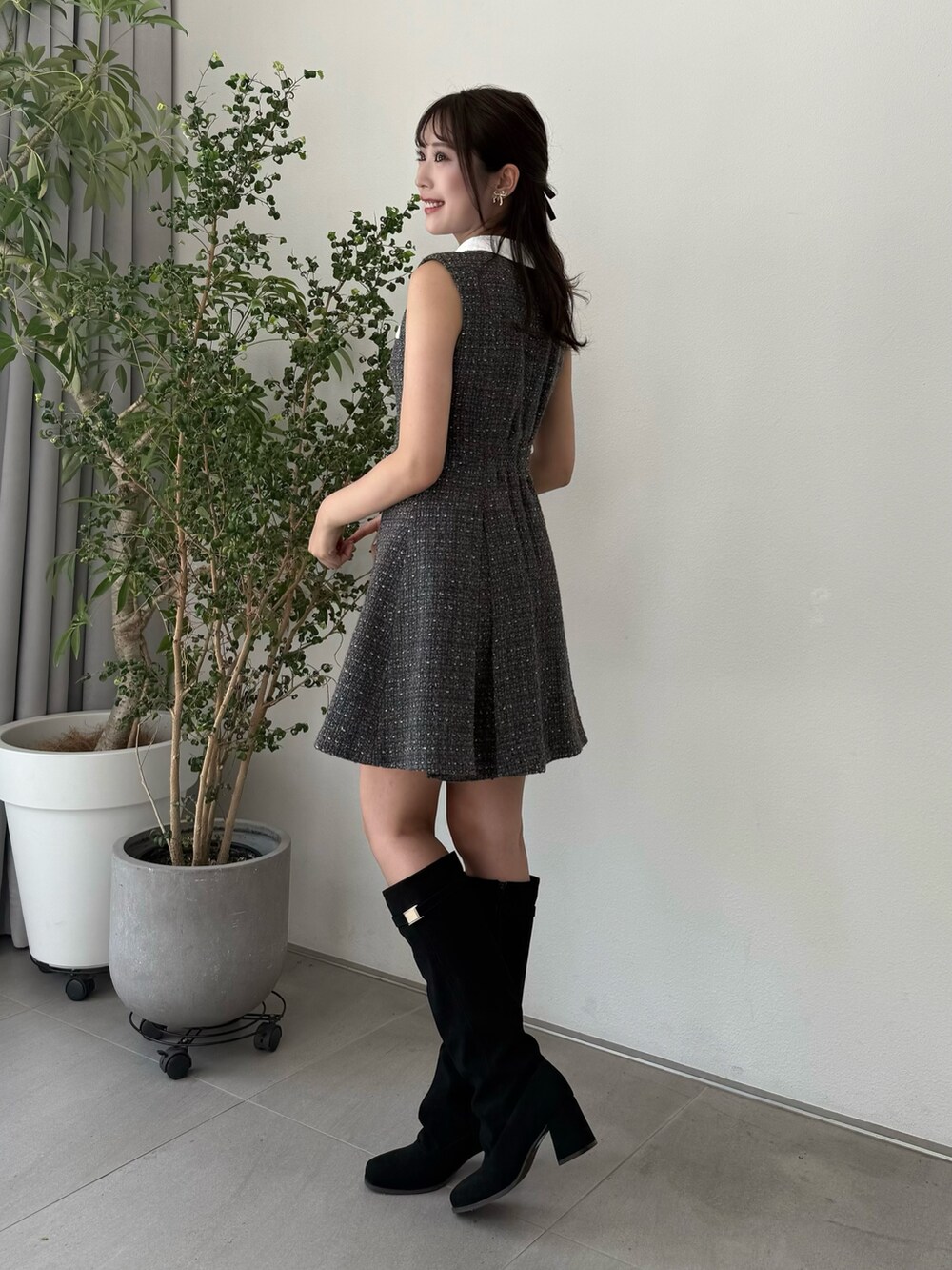 ホワイト系のテーラードジャケット、グレー系のワンピース、ブラック系のブーツを着用したレディースの秋コーディネートの7枚目の写真