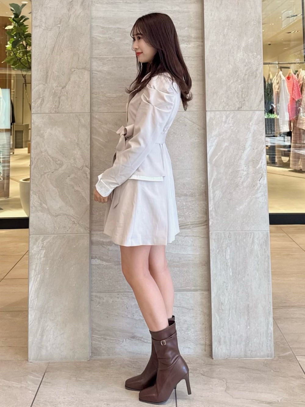 ベージュ系のワンピース、ブラウン系のブーツを着用したレディースの冬コーディネートの3枚目の写真