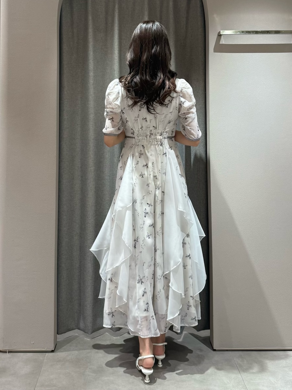 ホワイト系のワンピース、ホワイト系のパンプスを着用したレディースの春コーディネートの5枚目の写真