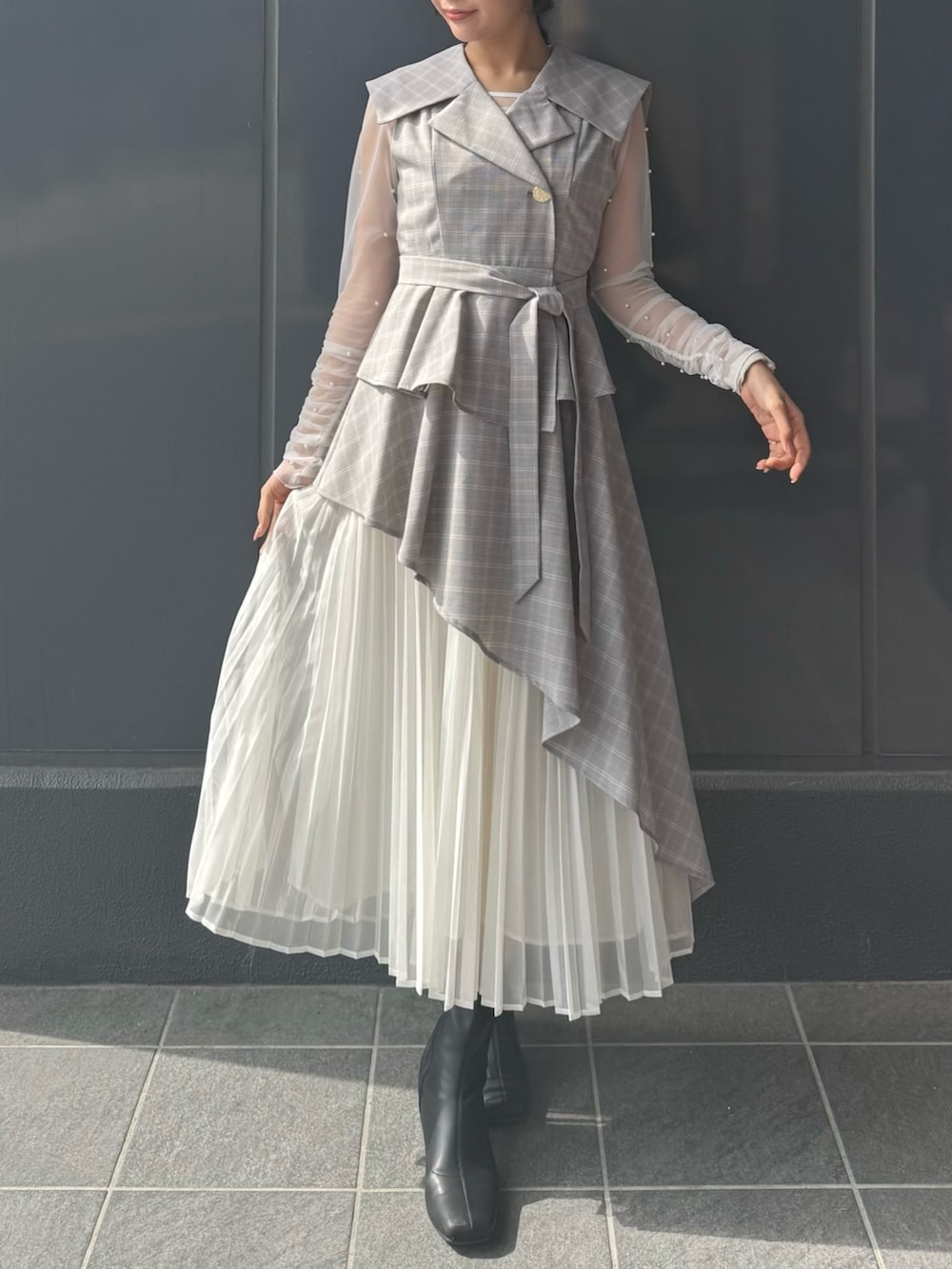 その他のワンピース、ホワイト系のTシャツ/カットソーを着用したレディースの春コーディネートの3枚目の写真