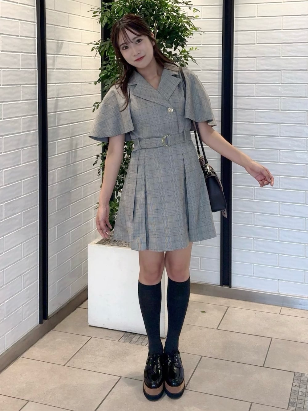 その他のワンピース、その他のローファー、ブラウン系のショルダーバッグを着用したレディースの秋コーディネートの4枚目の写真