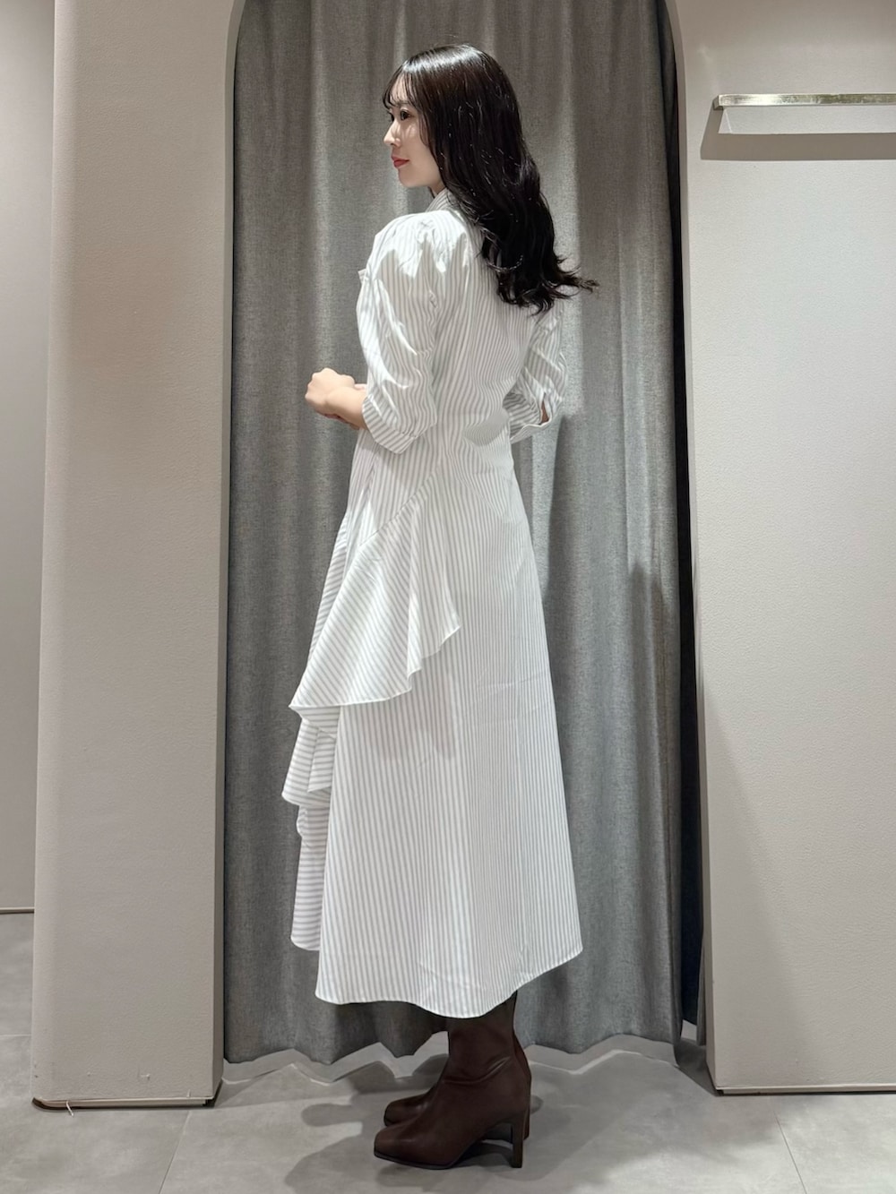 その他のワンピース、ブラウン系のブーツを着用したレディースの春コーディネートの3枚目の写真