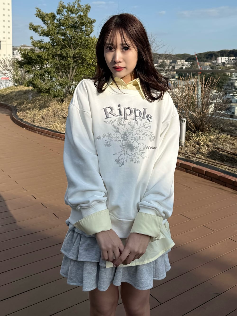 イエロー系のシャツ/ブラウス、グレー系のスカートを着用したレディースの春コーディネートの10枚目の写真