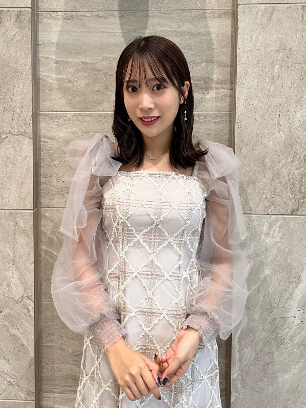 ピンク系のワンピース、ベージュ系のパンプス、ピンク系のドレスを着用したレディースの冬コーディネートの5枚目の写真