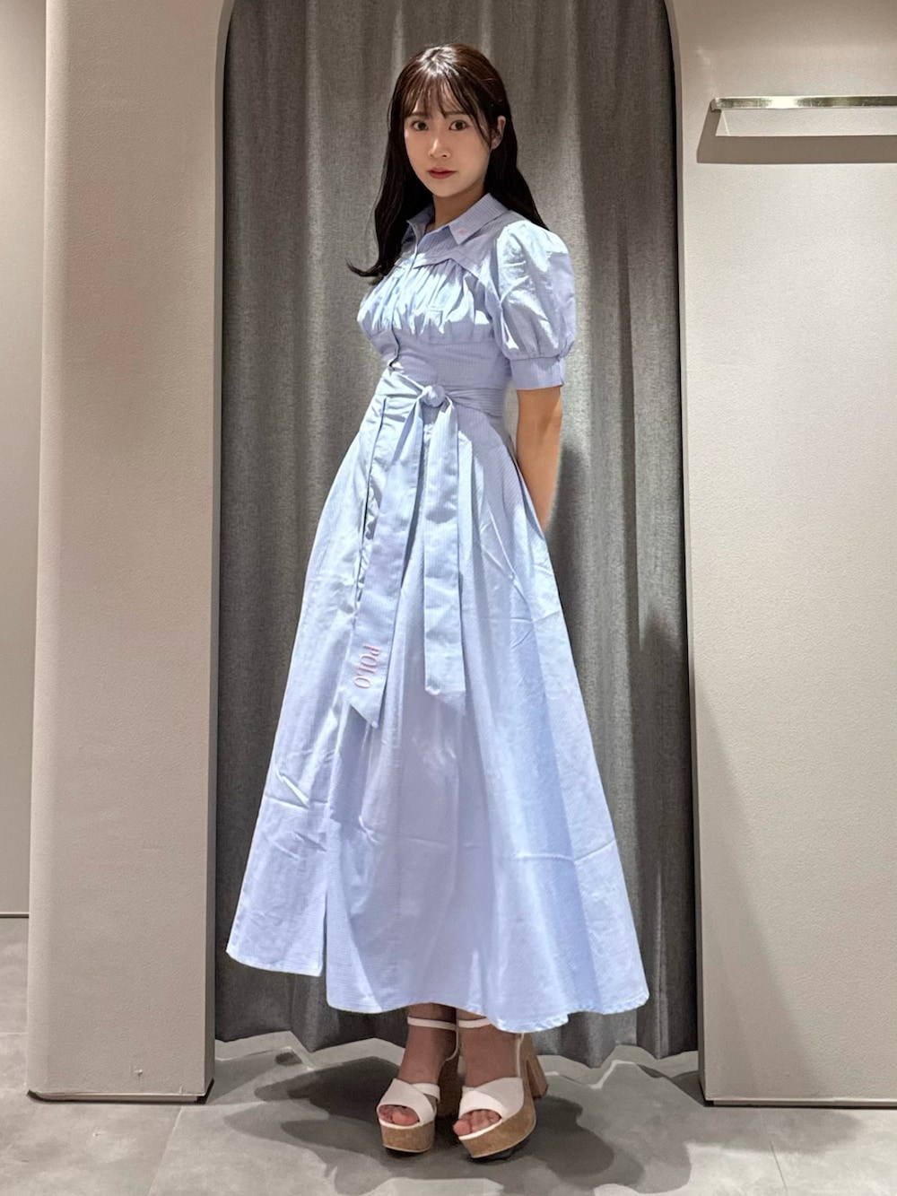 ブルー系のワンピース、ホワイト系のサンダルを着用したレディースの夏コーディネートの2枚目の写真