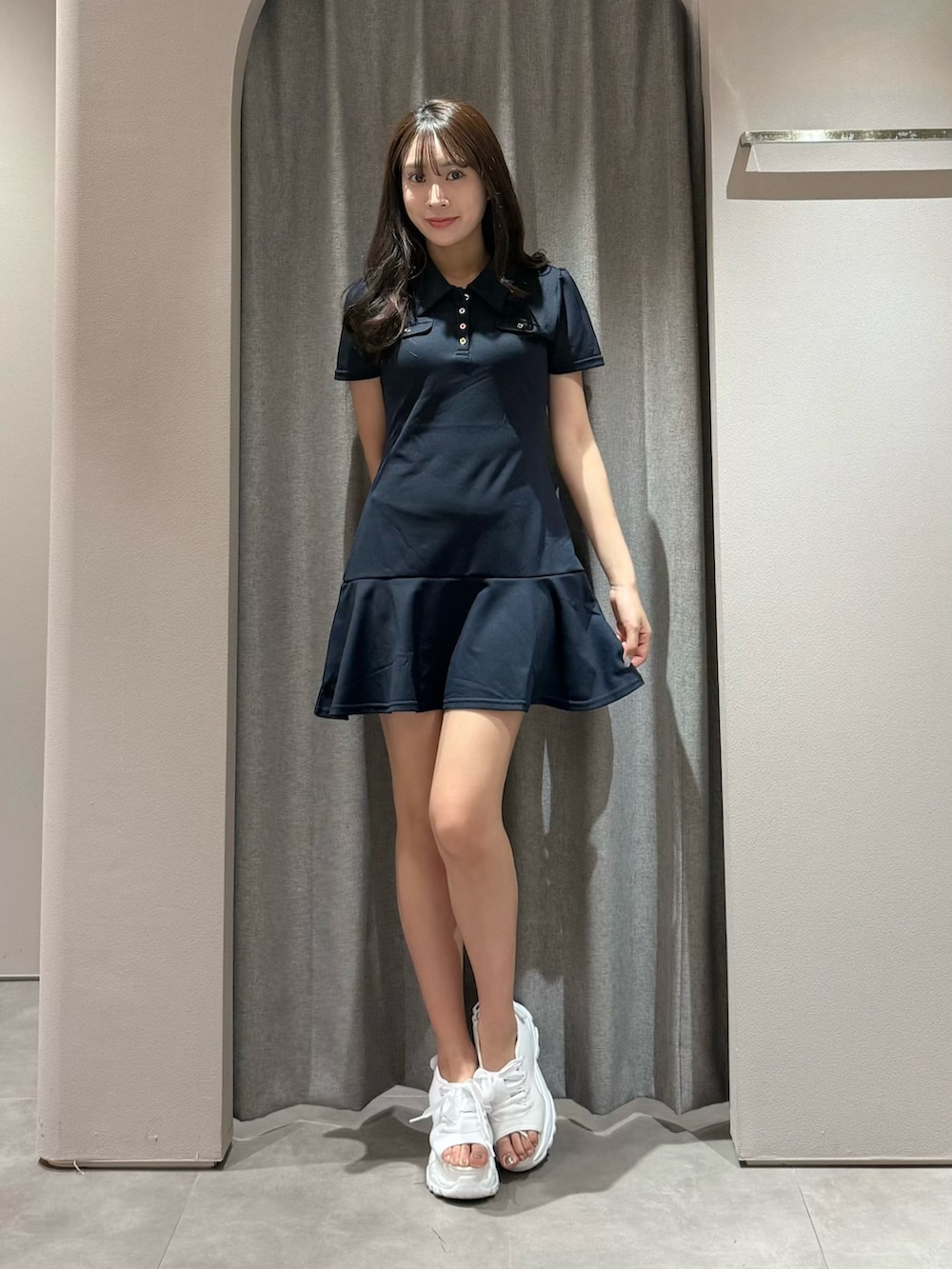 ブルー系のワンピース、ホワイト系のサンダルを着用したレディースの夏コーディネートの3枚目の写真