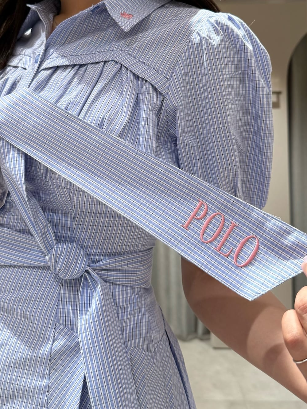 ブルー系のワンピース、ホワイト系のサンダルを着用したレディースの夏コーディネートの6枚目の写真