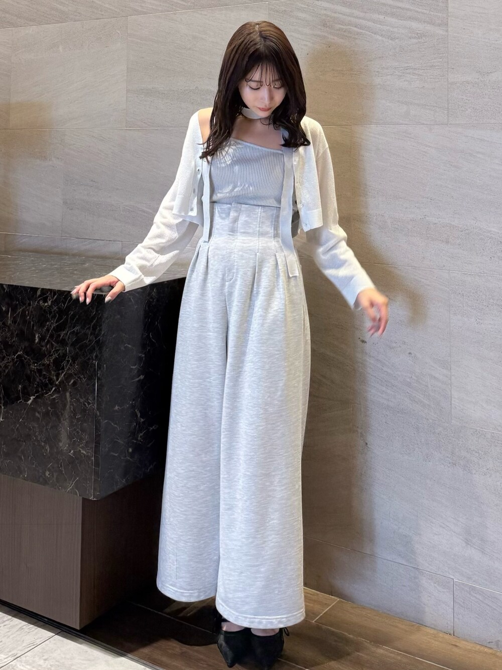 グレー系のニット/セーター、グレー系のその他パンツ、ブラック系のパンプスを着用したレディースの春コーディネートの6枚目の写真