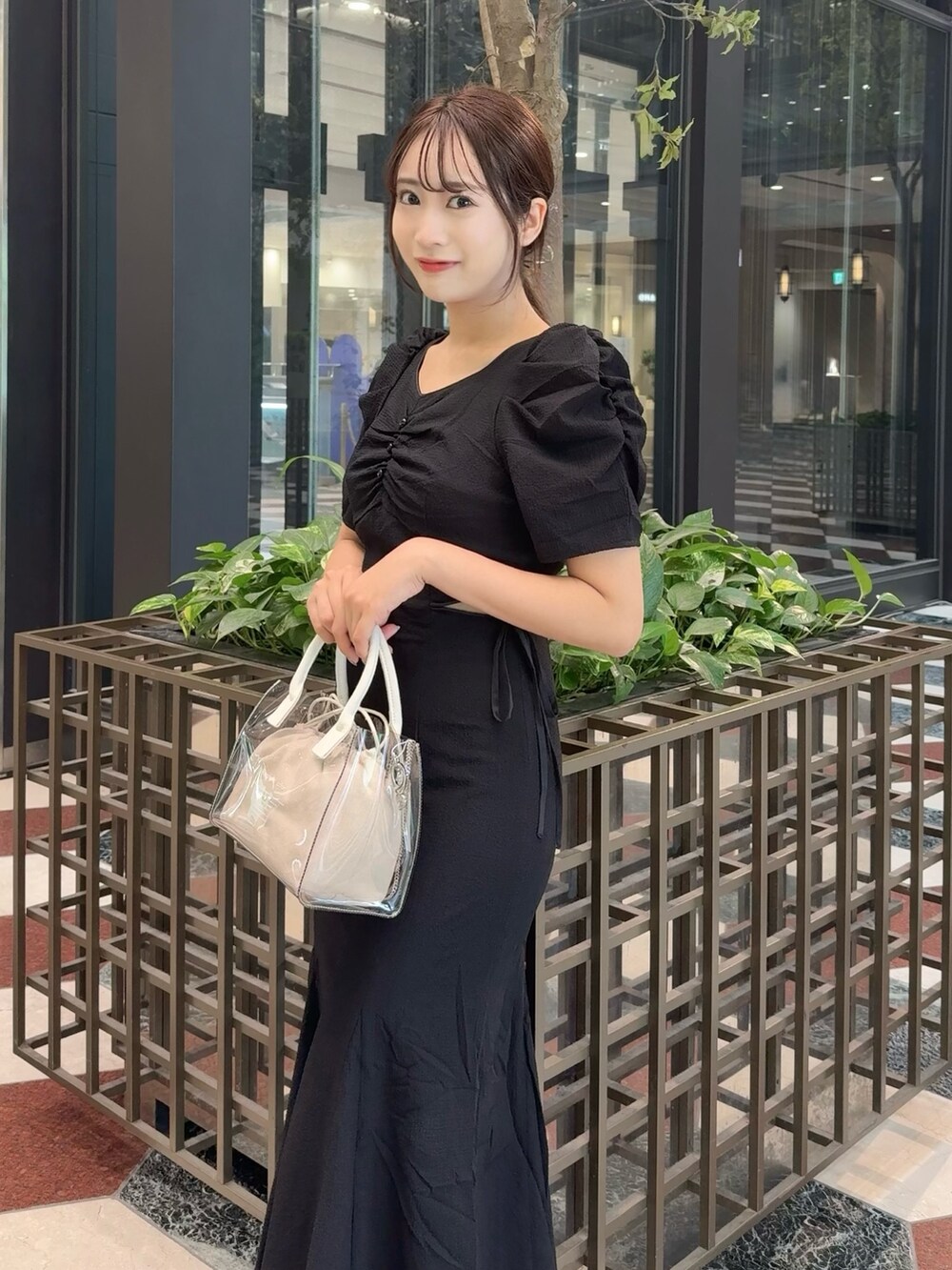 ブラック系のワンピース、ブラック系のサンダルを着用したレディースの夏コーディネートの8枚目の写真